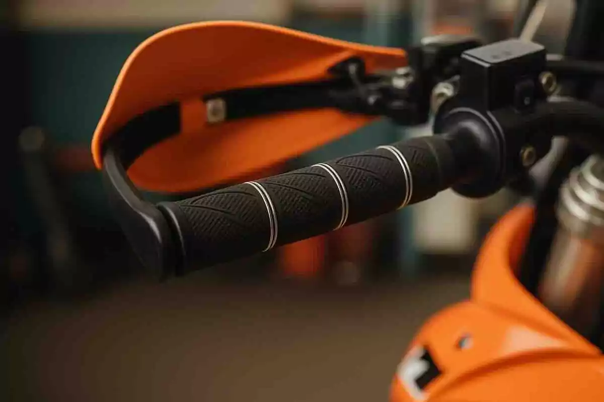 Manillar de motocicleta con protector naranja y empuñadura negra con detalles plateados Manillar de motocicleta con protector naranja y empuñadura negra con detalles plateados