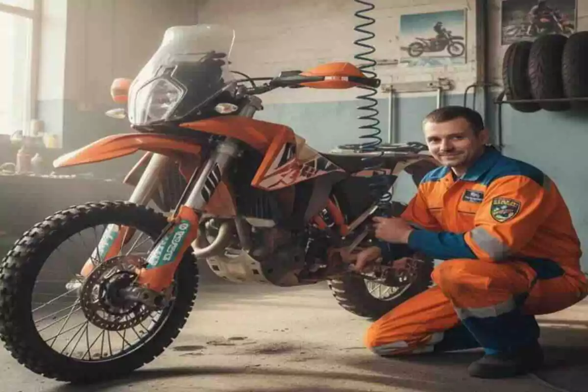 Mecánico sonriente revisando una motocicleta naranja en un taller Mecánico sonriente revisando una motocicleta naranja en un taller