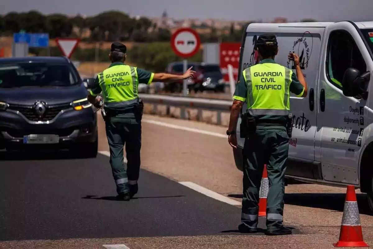 Dos agentes de la Guardia Civil de Tráfico realizando un control en la carretera Dos agentes de la Guardia Civil de Tráfico realizando un control en la carretera