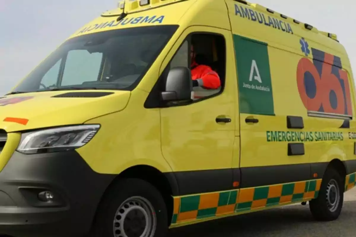 Una ambulancia amarilla de emergencias sanitarias de la Junta de Andalucía en la carretera. Una ambulancia amarilla de emergencias sanitarias de la Junta de Andalucía en la carretera.