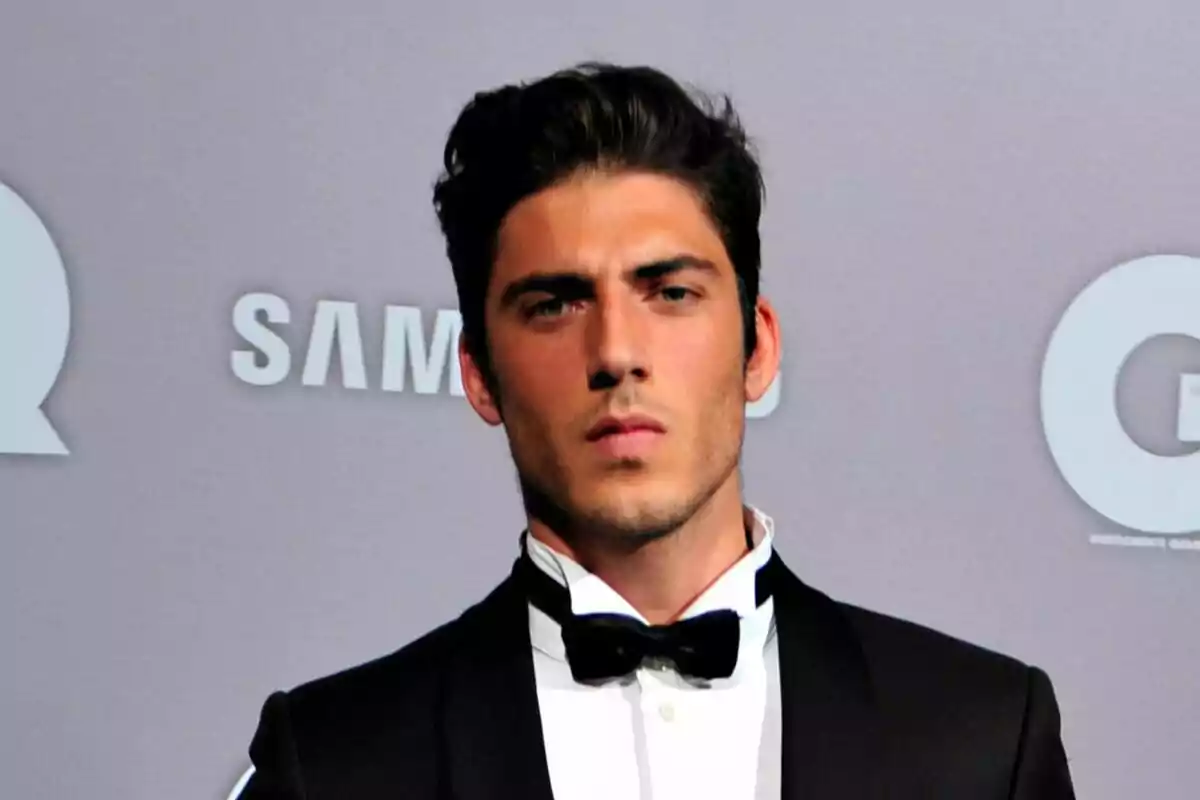 Axel Pons, el 2013, amb esmòquing i ocellet en un esdeveniment formal. Axel Pons, el 2013, amb esmòquing i ocellet en un esdeveniment formal.