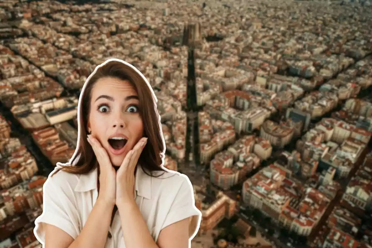 Una mujer con expresión de sorpresa sobre un fondo de una ciudad vista desde arriba. Una mujer con expresión de sorpresa sobre un fondo de una ciudad vista desde arriba.