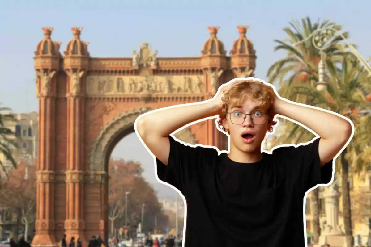 Un joven con expresión de sorpresa se encuentra frente a un arco monumental en un entorno urbano con palmeras. Un joven con expresión de sorpresa se encuentra frente a un arco monumental en un entorno urbano con palmeras.