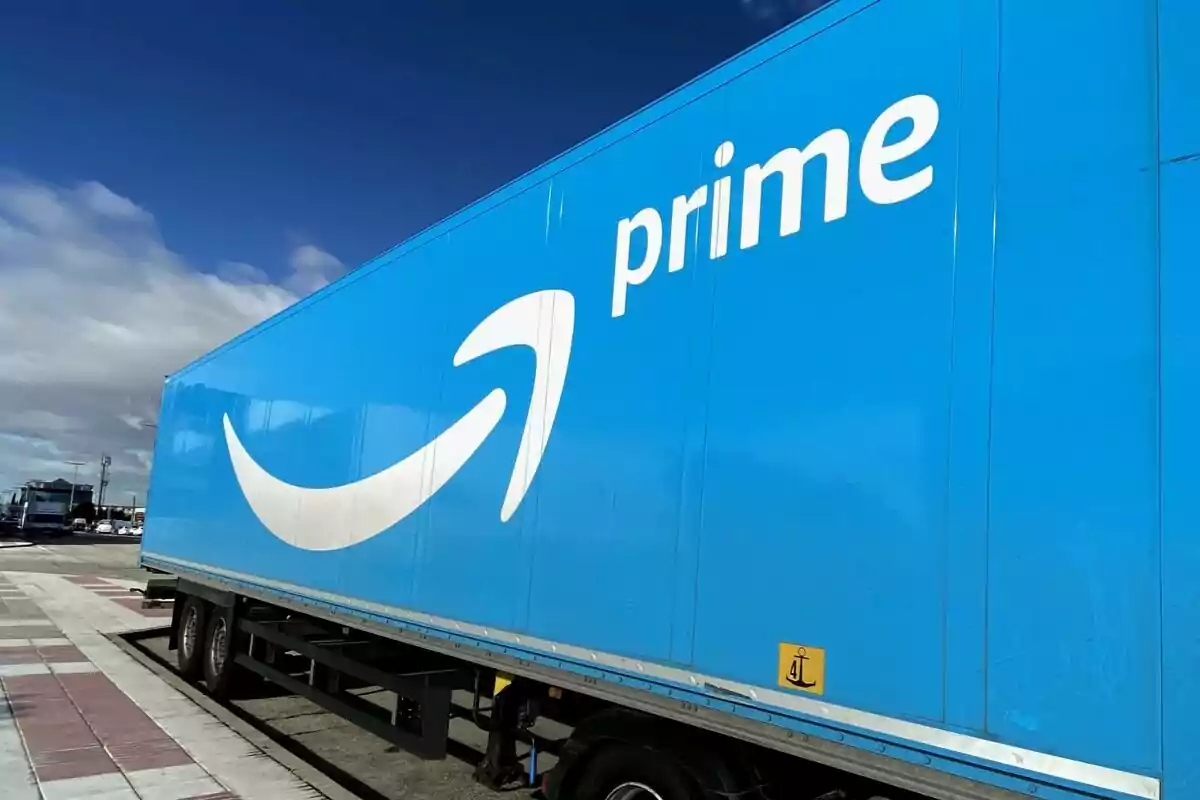 Un camió blau amb el logotip d'Amazon en un aparcament sota un cel parcialment ennuvolat. Un camió blau amb el logotip d'Amazon en un aparcament sota un cel parcialment ennuvolat.