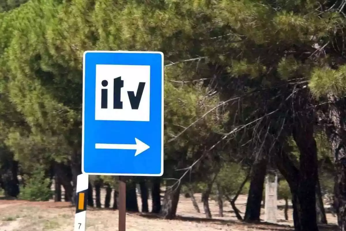 Cartel azul en la carretera señalando la ITV Cartel azul en la carretera señalando la ITV