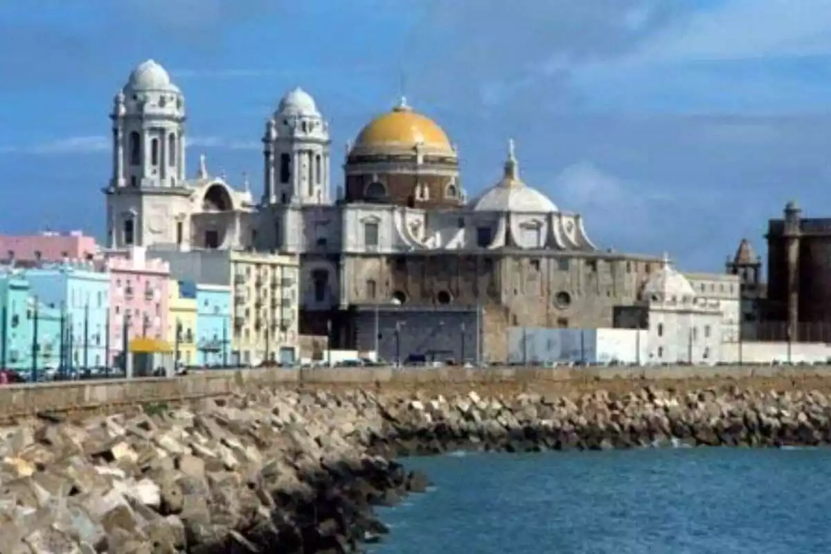 La catedral de Cádiz al fondo, vista des del lado del mar La catedral de Cádiz al fondo, vista des del lado del mar