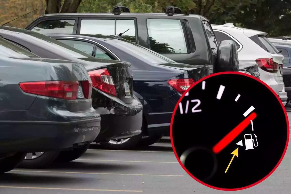 Imagen de fondo de varios coches aparcados y otra de un trozo del panel del coche con el indicador de gasolina Imagen de fondo de varios coches aparcados y otra de un trozo del panel del coche con el indicador de gasolina