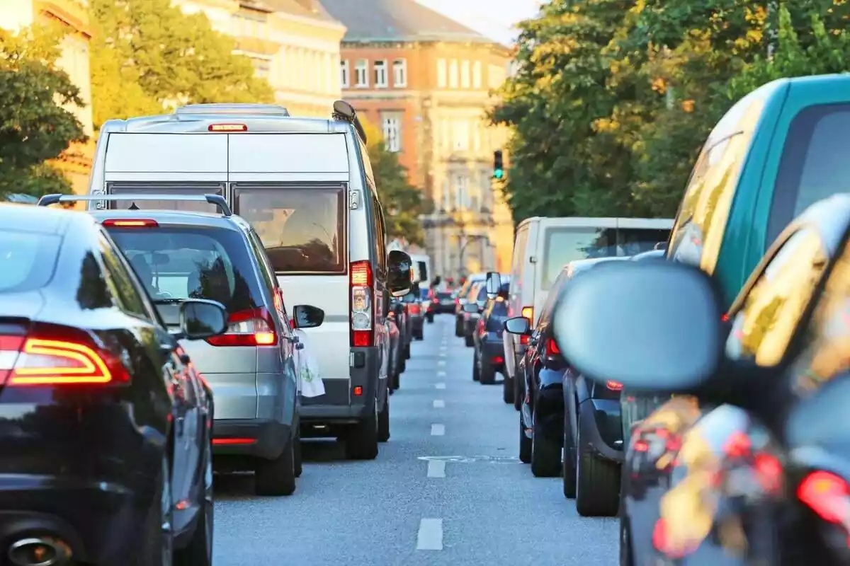 Colas de coches aturados en la carretera