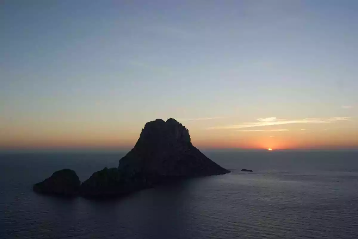 Imagen panorámica de un atardecer enfrente del mar Imagen panorámica de un atardecer enfrente del mar