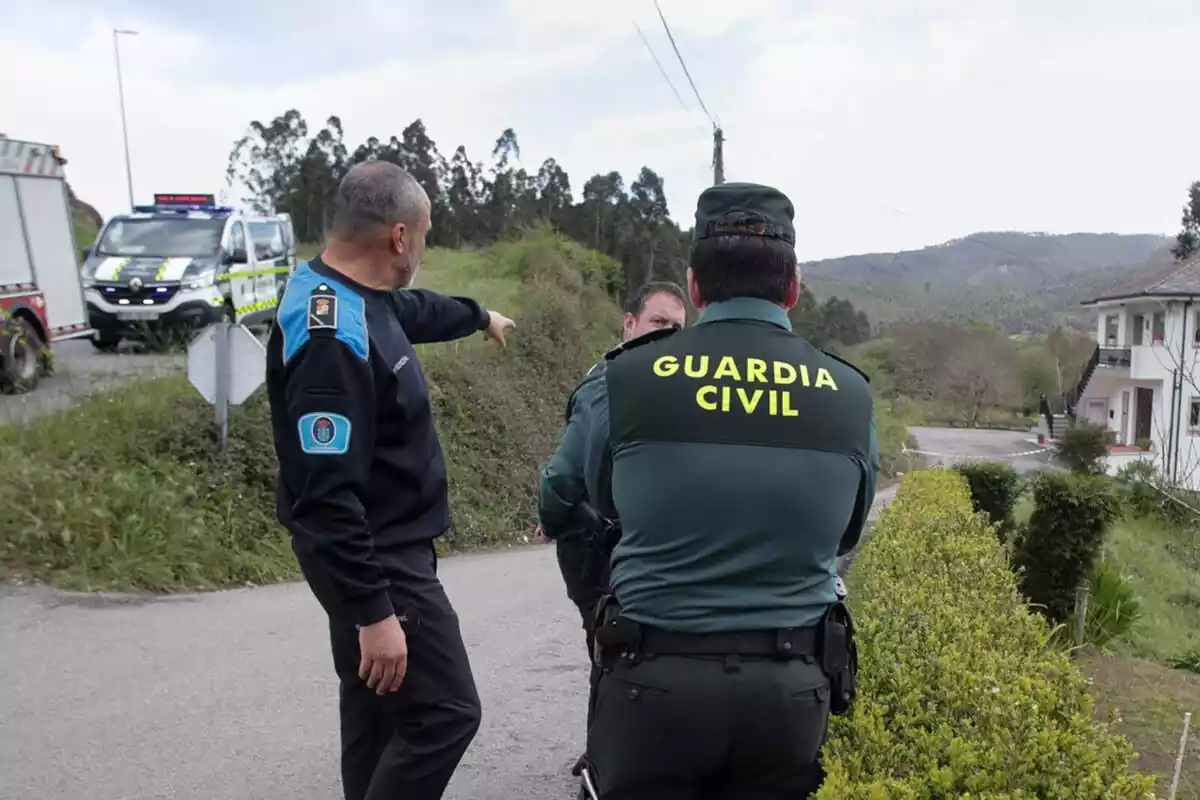 Foto de agentes de la Guardia Civil investigando