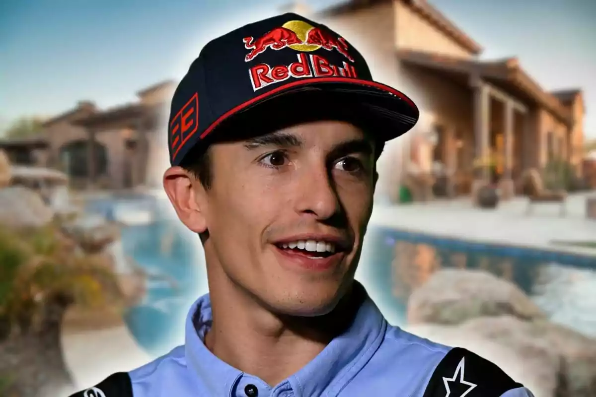 Un hombre con gorra de Red Bull sonríe frente a una casa con piscina. Un hombre con gorra de Red Bull sonríe frente a una casa con piscina.