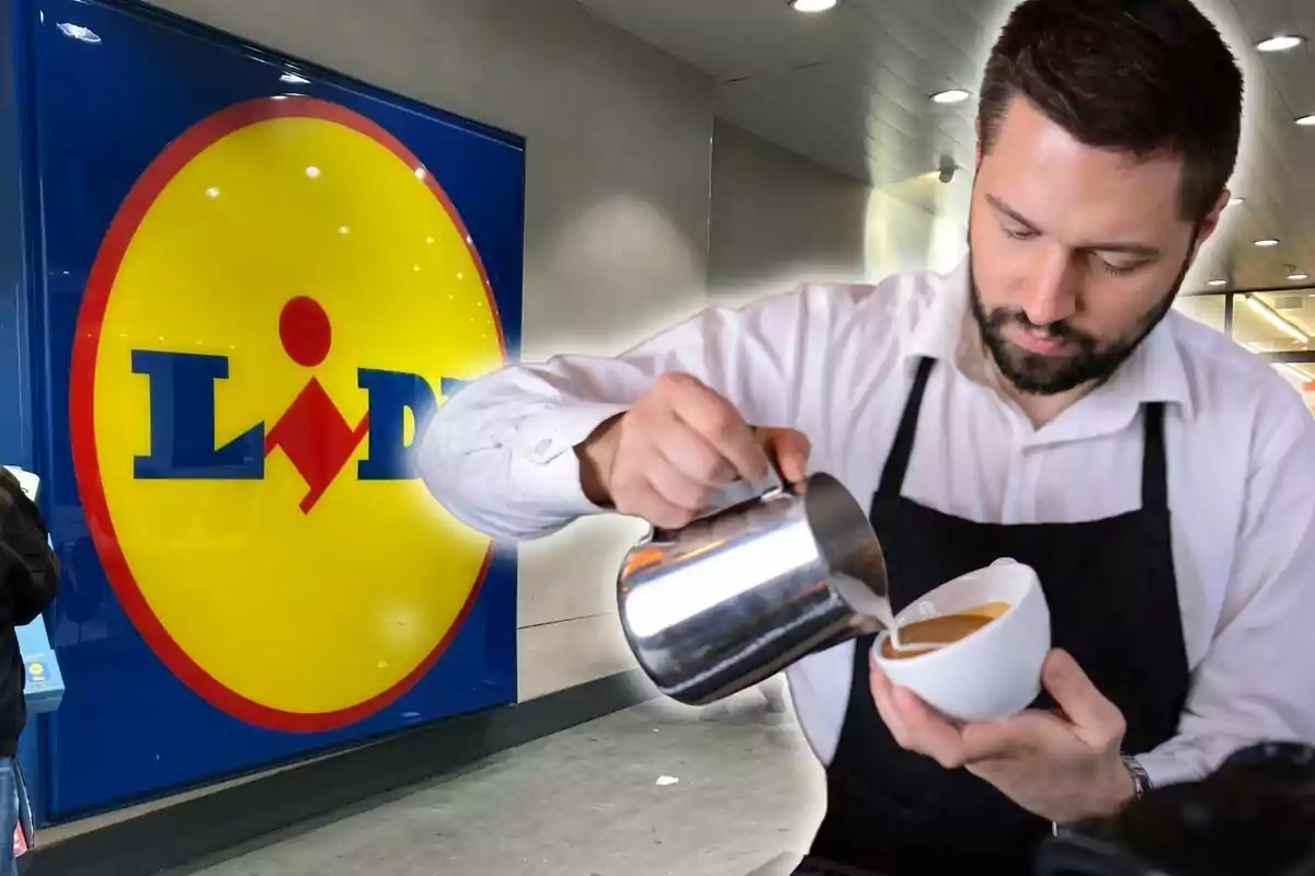 Un home amb davantal negre i camisa blanca està servint cafè amb llet en una tassa blanca davant d'un rètol gran de Lidl. Un home amb davantal negre i camisa blanca està servint cafè amb llet en una tassa blanca davant d'un rètol gran de Lidl.
