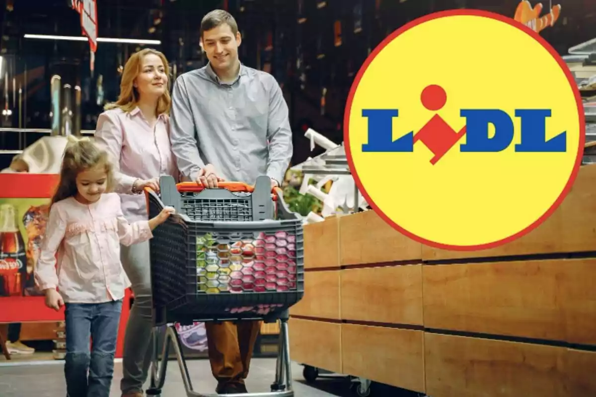 Una familia empujando un carrito de compras en un supermercado con el logo de Lidl en la esquina. Una familia empujando un carrito de compras en un supermercado con el logo de Lidl en la esquina.