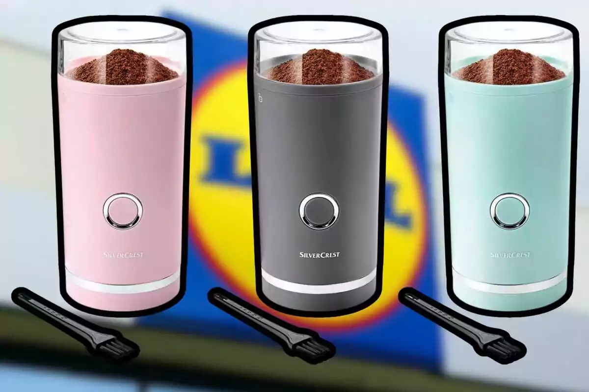 Tres molinillos de café SilverCrest en colores rosa, negro y azul claro, con cepillos de limpieza, frente a un fondo con el logotipo de una tienda. Tres molinillos de café SilverCrest en colores rosa, negro y azul claro, con cepillos de limpieza, frente a un fondo con el logotipo de una tienda.