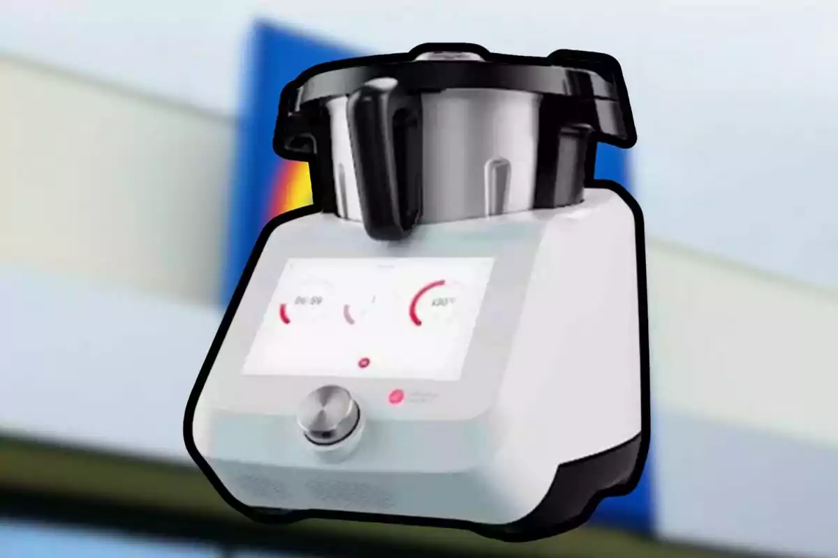 Robot de cocina con pantalla táctil y fondo desenfocado. Robot de cocina con pantalla táctil y fondo desenfocado.