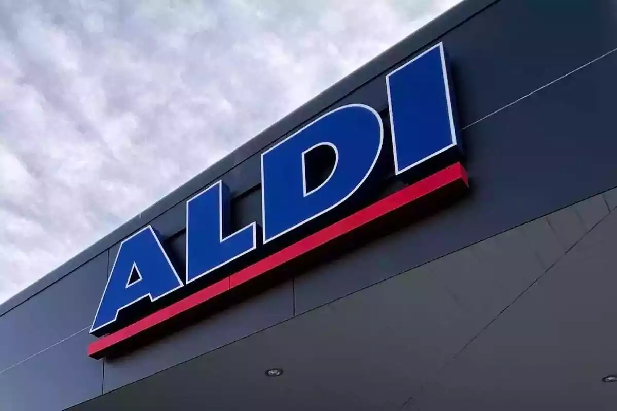 Logo de la cadena Aldi en el exterior de un supermercado