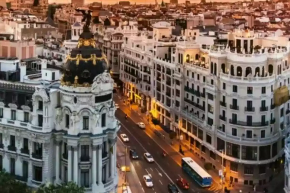 Vista aérea de una calle concurrida en una ciudad con edificios históricos y tráfico. Vista aérea de una calle concurrida en una ciudad con edificios históricos y tráfico.