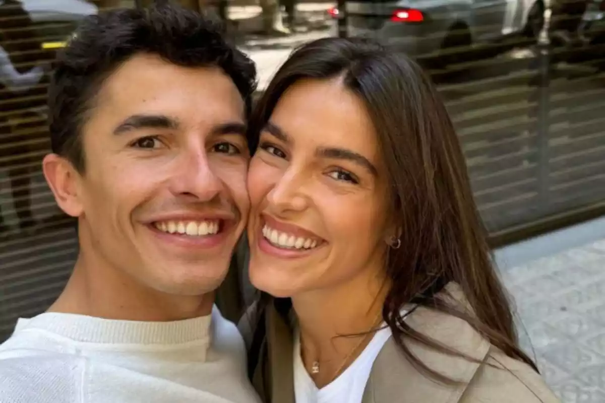 Marc Márquez i la seva nòvia, Gemma Pinto, posant junts a l'aniversari de la influencer