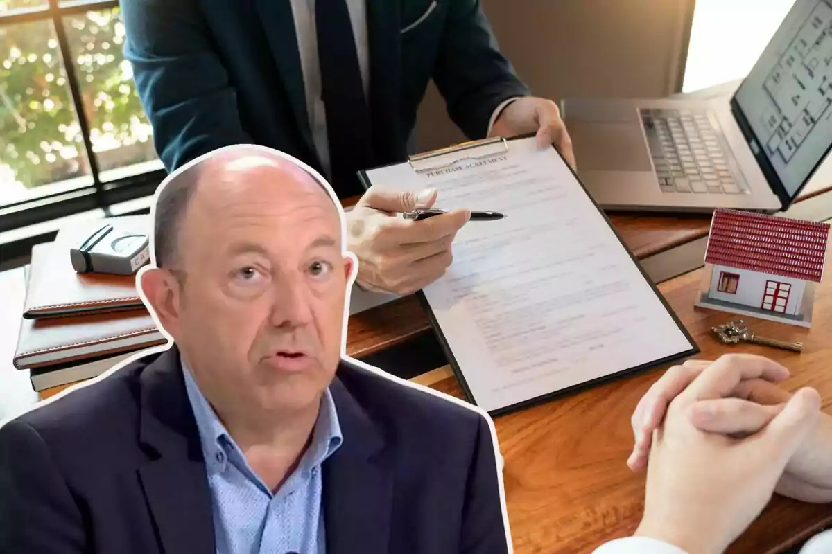 Un hombre enseña en el banco un contrato, con una casa en miniatura y una llave, y en la parte izquierda, Gonzalo Bernardos
