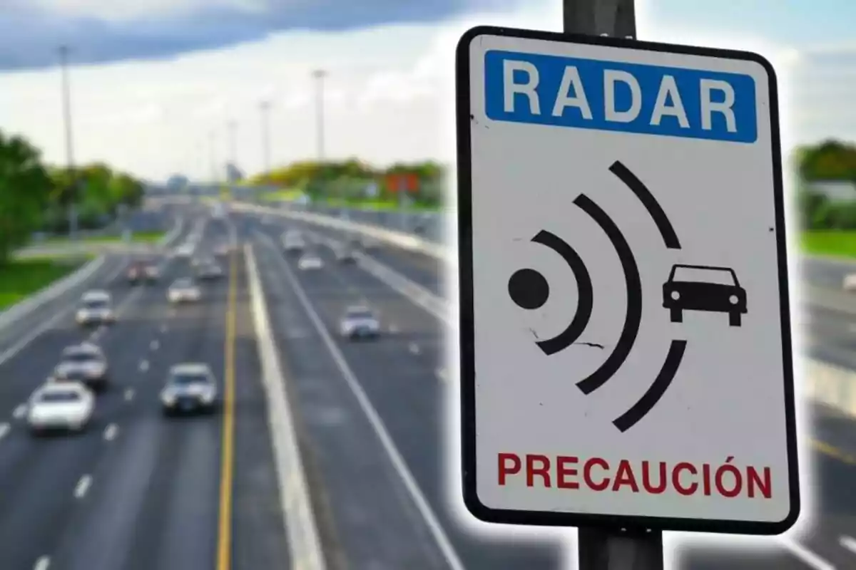 Senyal de trànsit de radar de velocitat en una autopista amb la paraula Senyal de trànsit de radar de velocitat en una autopista amb la paraula