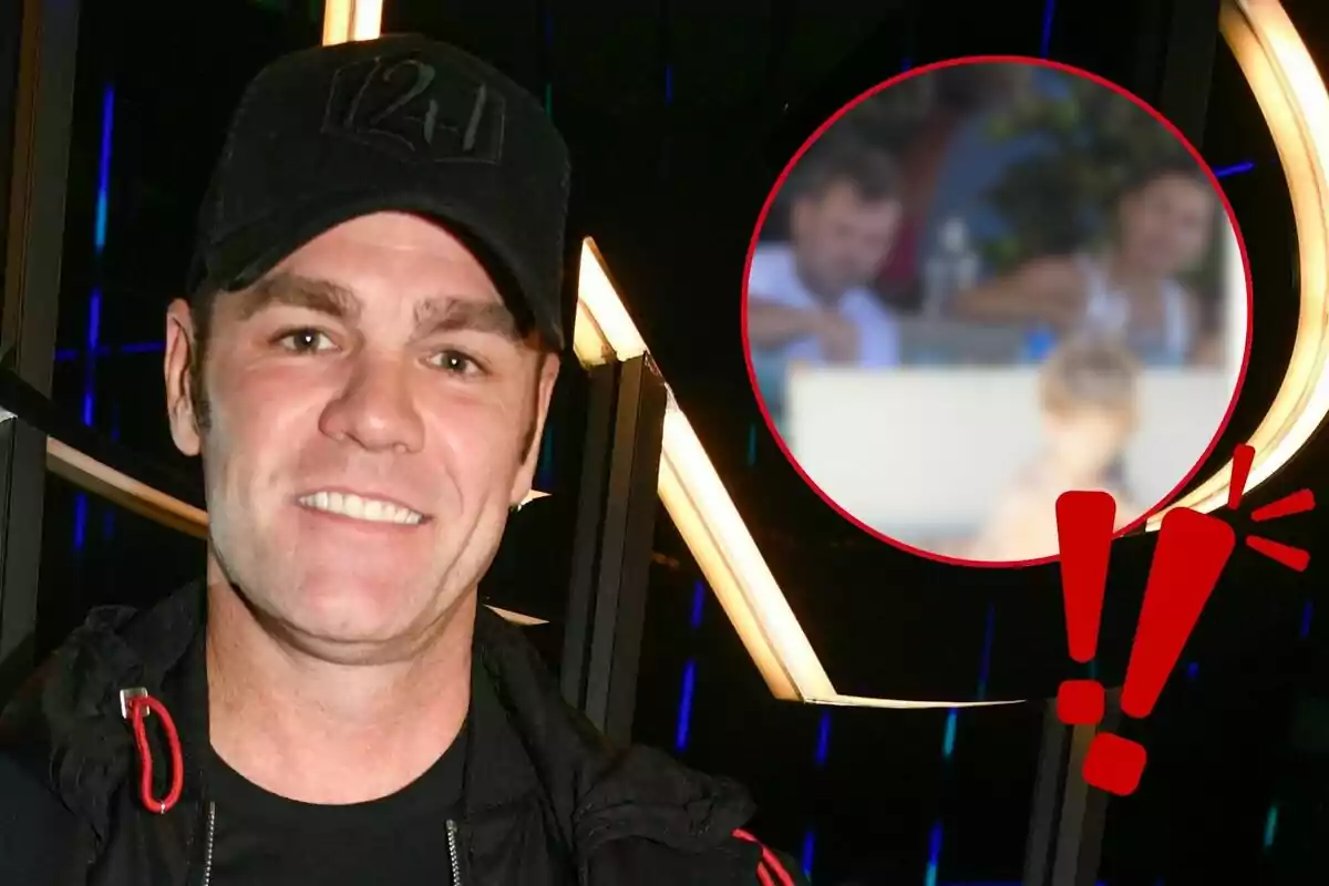 Fonsi Nieto con gorra negra y chaqueta oscura sonríe a la cámara; en la esquina superior derecha hay un círculo rojo con una imagen borrosa de personas y un signo de exclamación rojo. Fonsi Nieto con gorra negra y chaqueta oscura sonríe a la cámara; en la esquina superior derecha hay un círculo rojo con una imagen borrosa de personas y un signo de exclamación rojo.