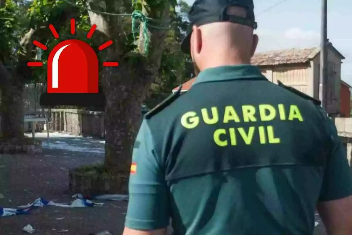 Agente de la Guardia Civil de espaldas en una calle con un icono de alarma roja sobrepuesto en la imagen Agente de la Guardia Civil de espaldas en una calle con un icono de alarma roja sobrepuesto en la imagen