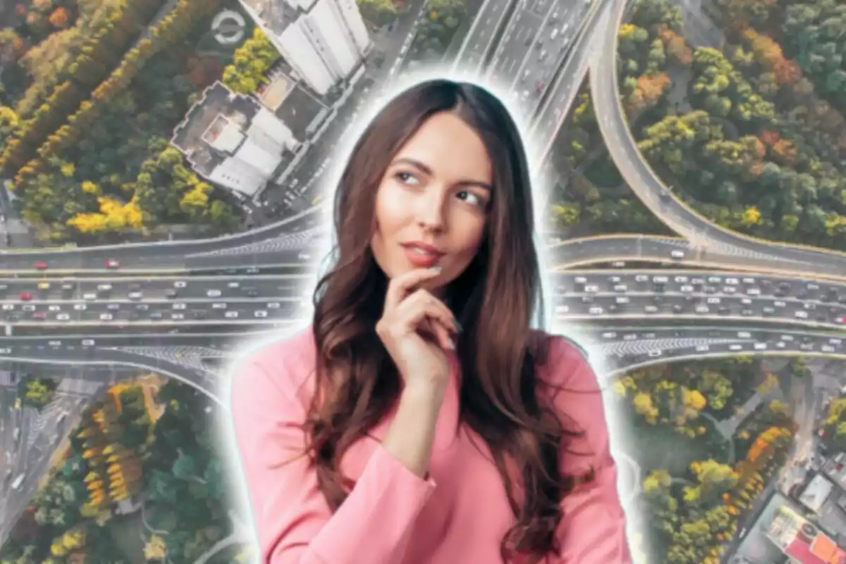 Dona pensativa amb fons d´autopista i edificis. Dona pensativa amb fons d´autopista i edificis.