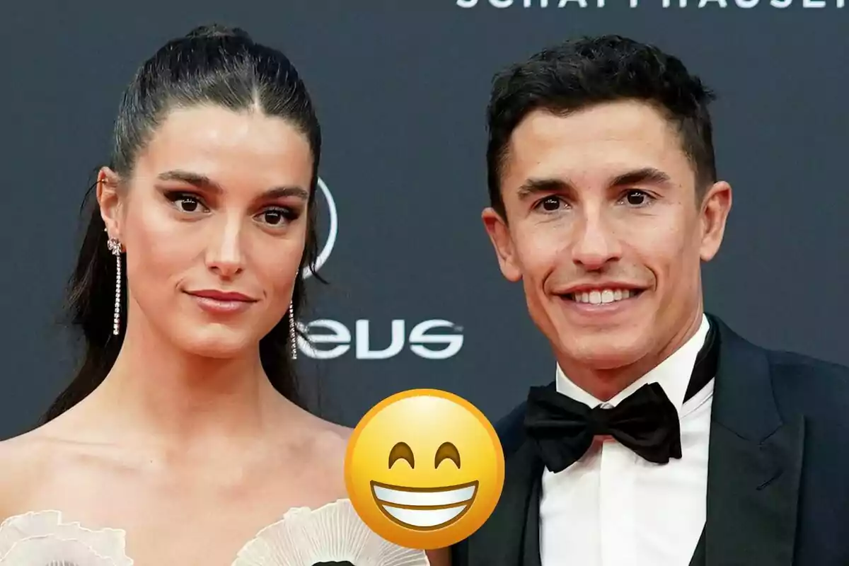 Gemma Pinto i Marc Márquez posant en un esdeveniment formal amb un emoji somrient superposat. Gemma Pinto i Marc Márquez posant en un esdeveniment formal amb un emoji somrient superposat.