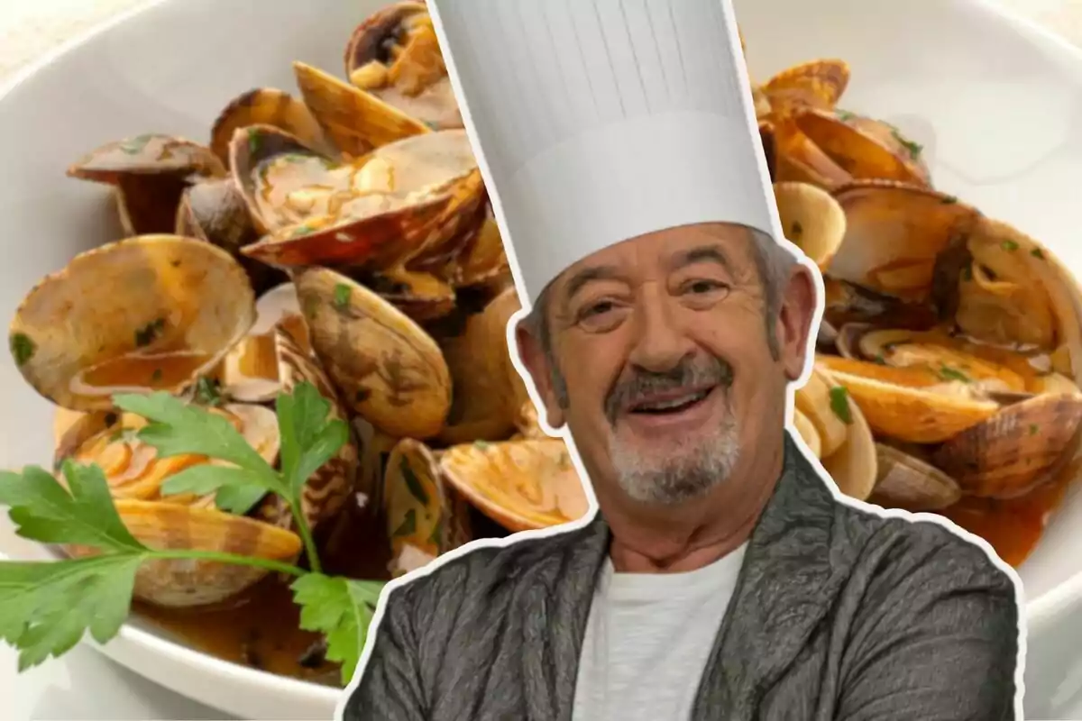 Un chef sonriente con un gorro de cocina frente a un plato de almejas en salsa. Un chef sonriente con un gorro de cocina frente a un plato de almejas en salsa.