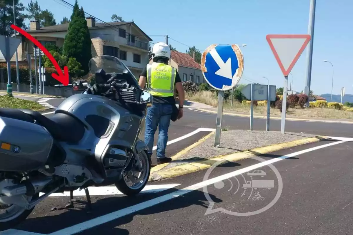 Imagen de un agente de la Guardia Civil con una de las motos oficiales