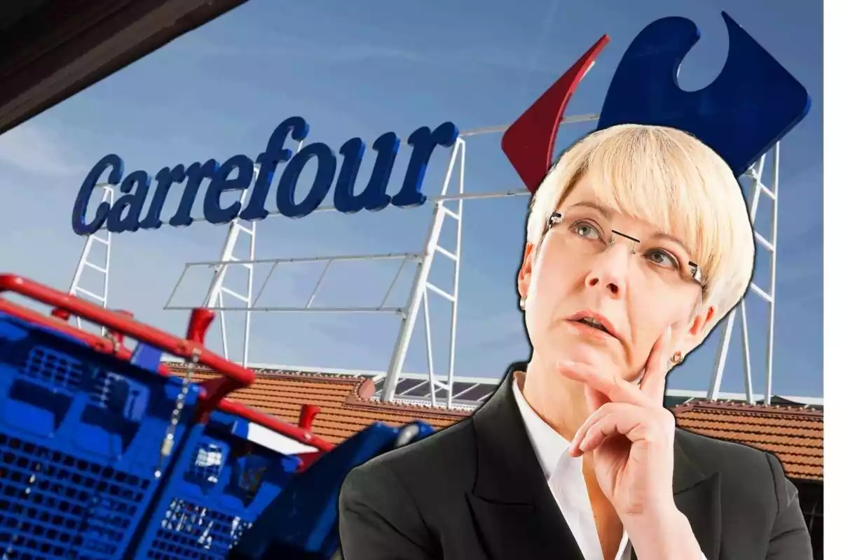 Mujer con gafas pensativa con tienda Carrefour de fondo Mujer con gafas pensativa con tienda Carrefour de fondo