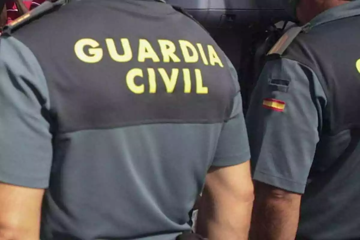 Plano detalle de un agente de la Guardia Civil de espaldas Plano detalle de un agente de la Guardia Civil de espaldas