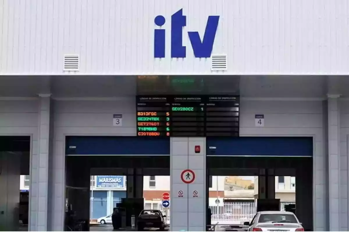 Un taller donde se realiza la ITV lleno de coches Un taller donde se realiza la ITV lleno de coches
