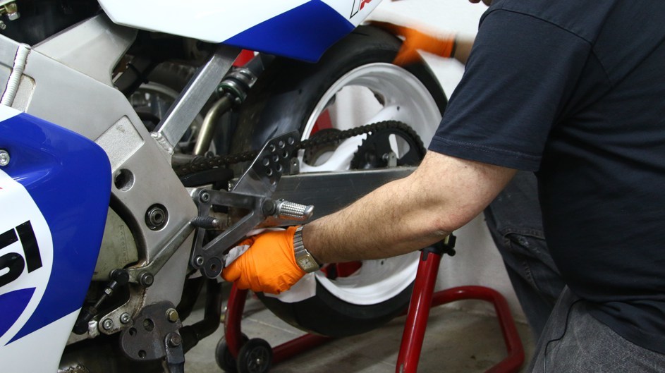 Cómo mantener la cadena de tu moto en óptimas condiciones? - Motopasión  Store