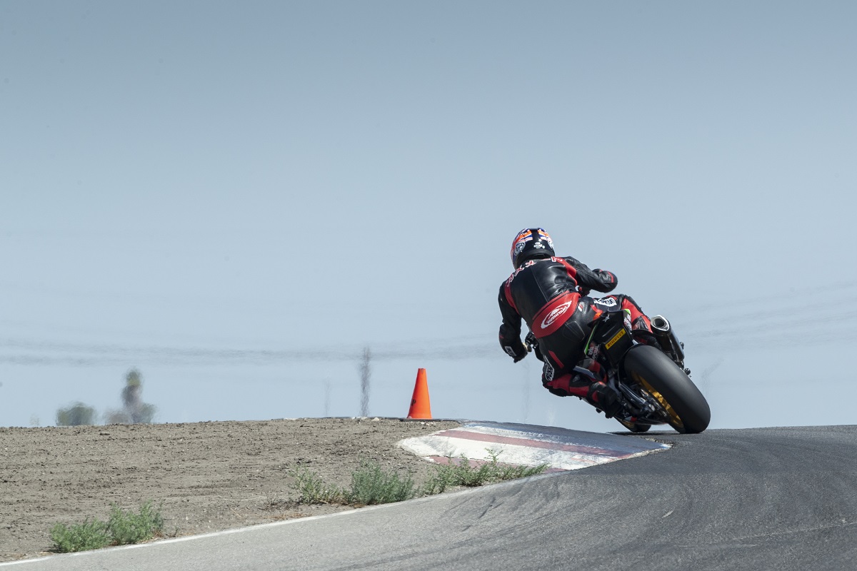 Contacto Aprilia Tuono 1100 V4 Factory Pikes Peak - MOTOJORNAL