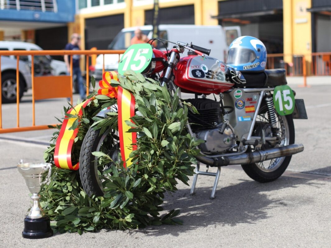 Homenaje A Ricardo Tormo En El Circuito De Cheste - Formulamoto