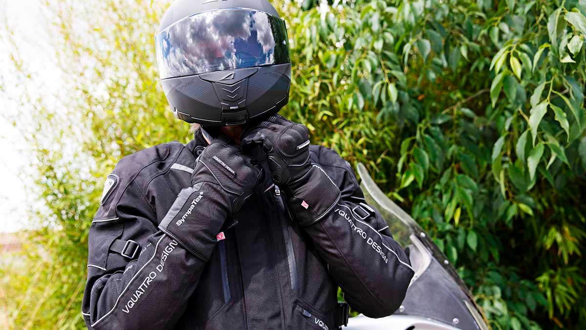 Cascos y guantes para motociclistas