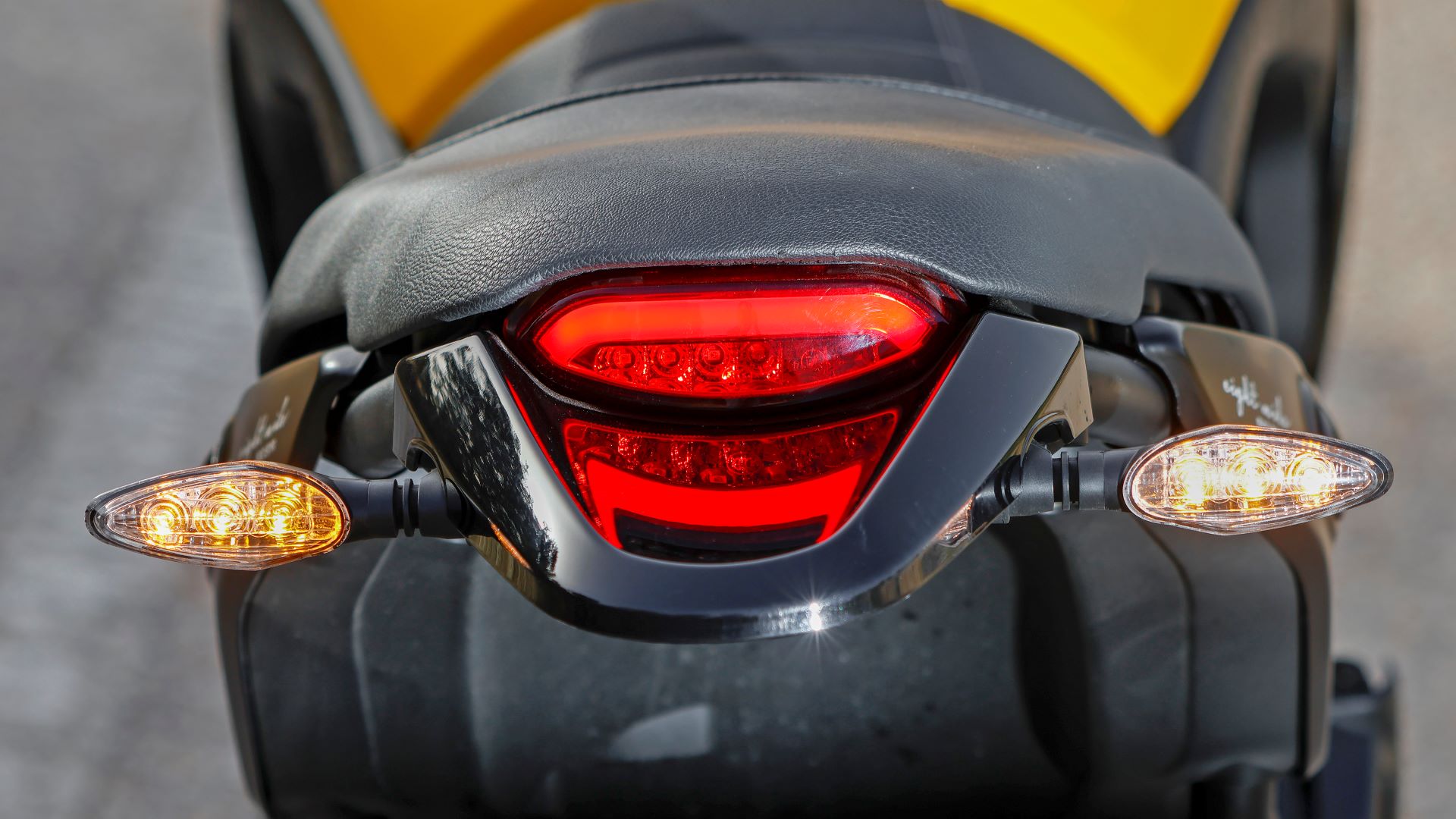 Así son los nuevos intermitentes para moto LED Hi-Tech de Vparts