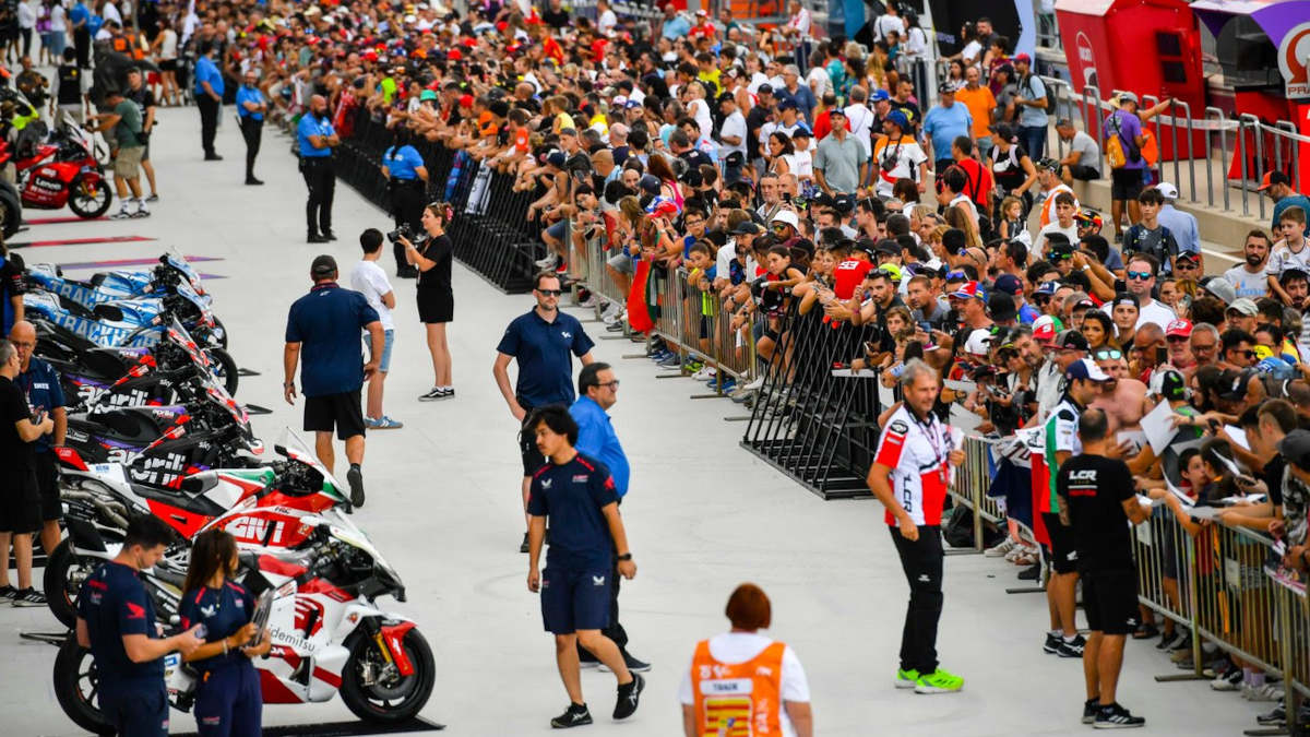 Los aficionados abarrotan el pit lane en el GP de Aragón de MotoGP