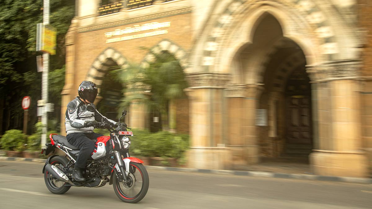 Probamos la primera moto de gran serie propulsada con gas natural en el mundo y no nos creemos el resultado